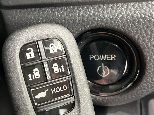 �yHonda�X�}�[�g�L�[�z�J�o����|�P�b�g�ɓ��ꂽ�܂܂ł��h�A�̎{���E�������\�ȃX�}�[�g�L�[�𑕔��B�G���W���̃I���E�I�t�����J�M�����o���K�v����������Ƃ��Ă��֗��ł���