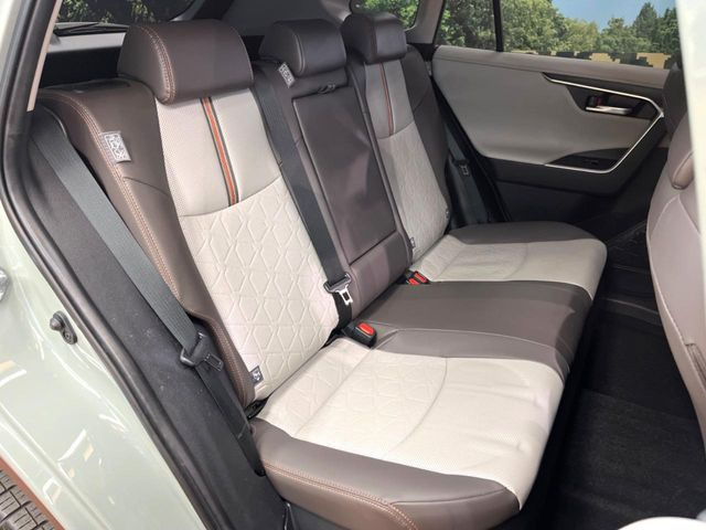 広々とした2列目シートは居住性が高く、居心地も快適!友達や家族とのお出かけにぴったりです。ベビーシートやチャイルドシート使用時も快適にお過ごしいただける十分な空間を確保しています。