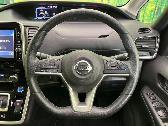 �C���e���A�ɍ��킹���f�U�C���̃X�e�A�����O�́A�^�]�������̂��Ƃ��l���A�^�]���₷���`��A�傫���ł��B�����x�A���ۂɐG���Ă��m���߂��������B