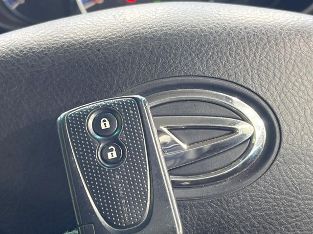 �y�L�[�t���[�V�X�e���z�J�o����|�P�b�g�ɓ��ꂽ�܂܂ł��h�A�̎{���E�������\�ȃX�}�[�g�L�[�𑕔��B�G���W���̃I���E�I�t�����J�M�����o���K�v����������Ƃ��Ă��֗��ł���