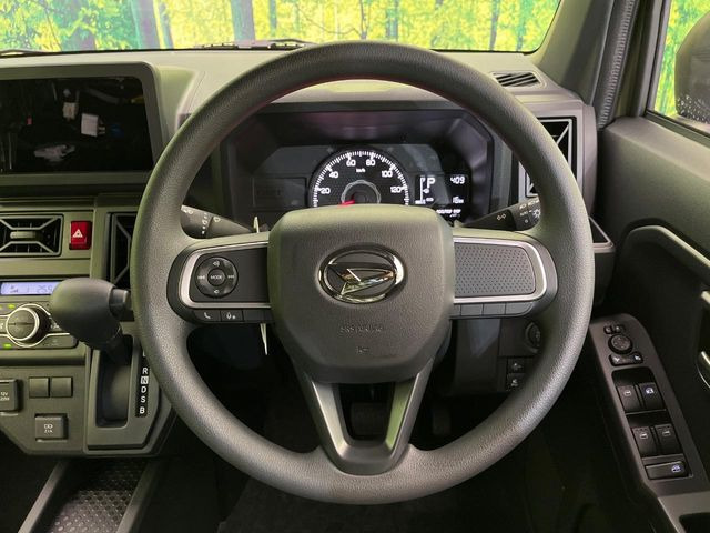 �C���e���A�ɍ��킹���f�U�C���̃X�e�A�����O�́A�^�]�������̂��Ƃ��l���A�^�]���₷���`��A�傫���ł��B�����x�A���ۂɐG���Ă��m���߂��������B