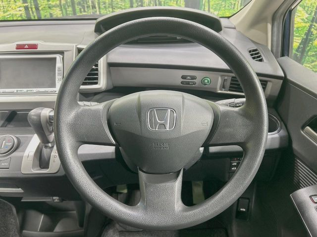 �C���e���A�ɍ��킹���f�U�C���̃X�e�A�����O�́A�^�]�������̂��Ƃ��l���A�^�]���₷���`��A�傫���ł��B�����x�A���ۂɐG���Ă��m���߂��������B