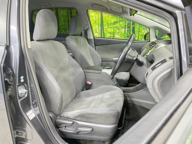 運転席まわりには十分なスペースがあり、大柄な方でもゆったり運転していただける環境です。