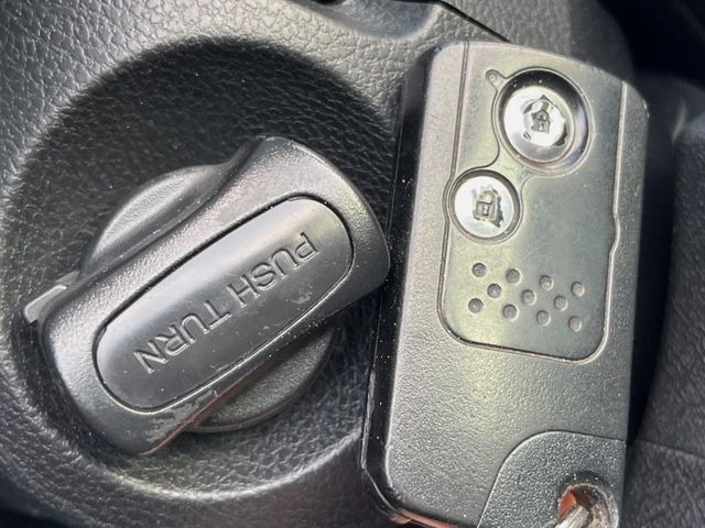 �yHonda�X�}�[�g�L�[�z�J�o����|�P�b�g�ɓ��ꂽ�܂܂ł��h�A�̎{���E�������\�ȃX�}�[�g�L�[�𑕔��B�G���W���̃I���E�I�t�����J�M�����o���K�v����������Ƃ��Ă��֗��ł���