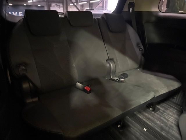 3列目シートはもちろん状態良好☆大人でもゆったりと座って頂けますので、大人数でのお出かけもラクラクです♪ご家族で、気の知れた仲間で、ドライブに行くのが楽しみですね♪