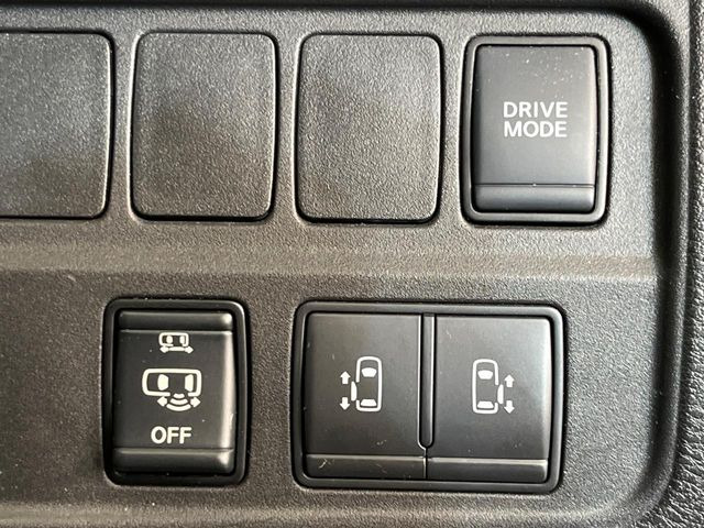 【ハンズフリー機能付き両側パワースライドドア】スライドドアの下に足先を入れてすぐ引くと、自動的にスライドドアが開閉します!荷物で両手がふさがった状態でも、ドアの開閉ができてとっても便利!