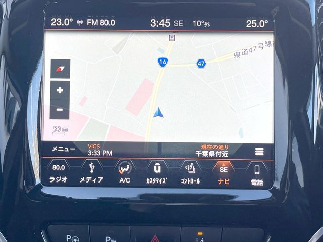 ��JEEP�����i�r:��̊��̂���i�r�́A����������ԓ������o���Ă���܂��BBluetooth�Đ��ȂǃI�[�f�B�I�@�\���[�����Ă���܂��̂ŁA�^�]�����y���߂܂���