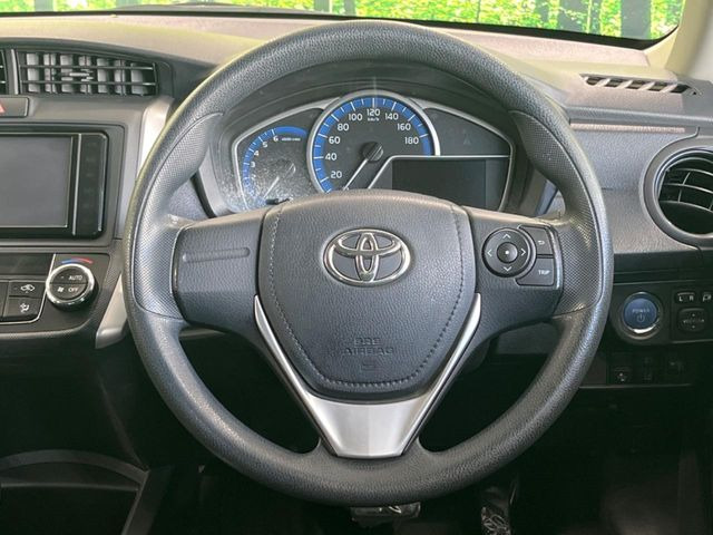 �C���e���A�ɍ��킹���f�U�C���̃X�e�A�����O�́A�^�]�������̂��Ƃ��l���A�^�]���₷���`��A�傫���ł��B�����x�A���ۂɐG���Ă��m���߂��������B