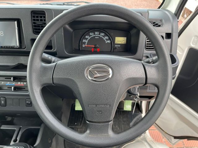 �C���e���A�ɍ��킹���f�U�C���̃X�e�A�����O�́A�^�]�������̂��Ƃ��l���A�^�]���₷���`��A�傫���ł��B�����x�A���ۂɐG���Ă��m���߂��������B