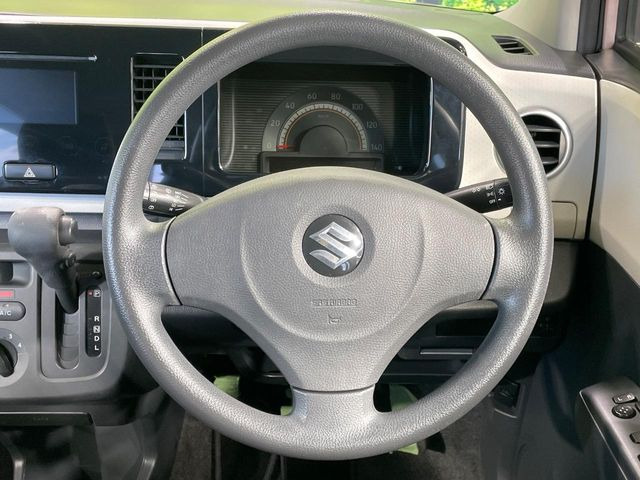 �C���e���A�ɍ��킹���f�U�C���̃X�e�A�����O�́A�^�]�������̂��Ƃ��l���A�^�]���₷���`��A�傫���ł��B�����x�A���ۂɐG���Ă��m���߂��������B