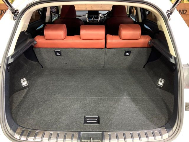 ���i�̂���������ʋ΁A���}���ɏ\���ȉ׎��X�y�[�X���m�ۂ��Ă���܂��B�Z�J���h�V�[�g��|���ƁA�傫�ȉו��̐ύڂ��\�ł���