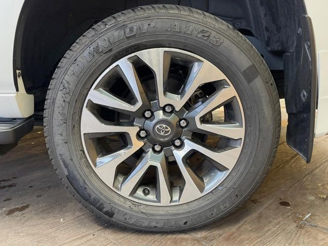 【純正19インチアルミホイール】外観にマッチした純正アルミホイールを装着しております。各種社外アルミホイールや、スタッドレスタイヤも取扱いしております。是非ご相談ください♪