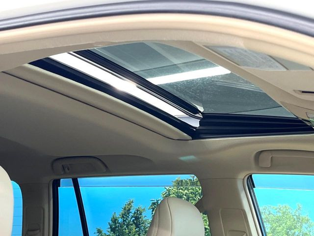 【サンルーフ】開放感たっぷりの希少装備、サンルーフが装着されています!車内に明かりを取り入れたり景色を楽しむ以外にも、車内の空気も簡単に換気できて快適です!