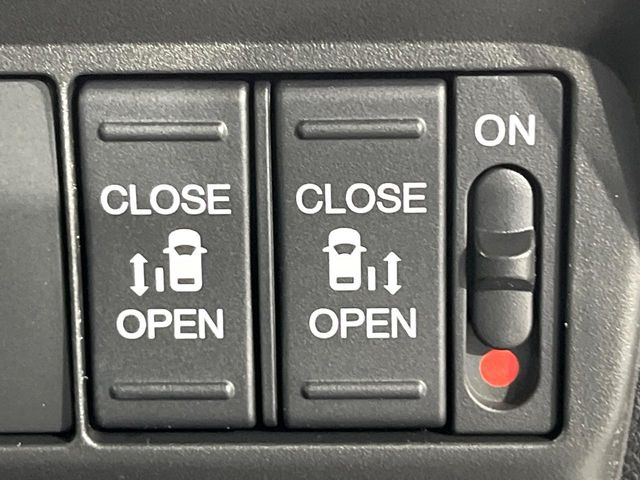 【両側パワースライドドア】スマートキーや運転席のスイッチで後席両側スライドドアの開閉が可能♪電動だから力を入れてドアを開ける必要が無く、小さなお子様でも簡単に開け閉めでき快適です♪