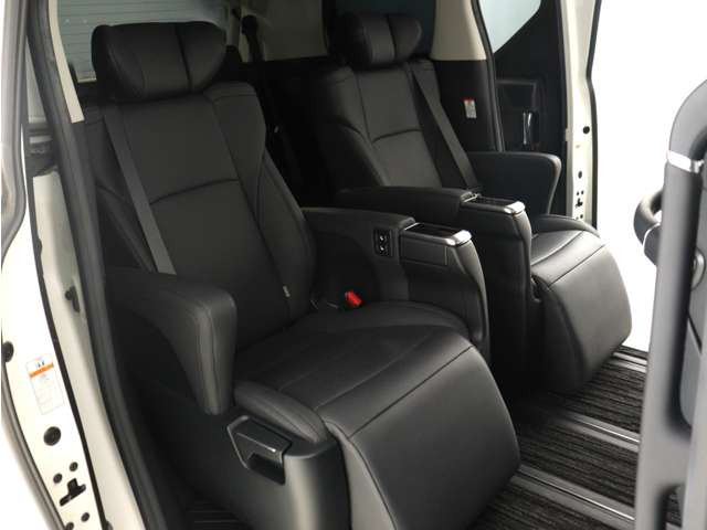 【上級モデル限定装備】★★エグゼクティブパワーシート!★★電動オットマン完備!足を楽々伸ばせ、ひじ掛けもありますので、優雅で快適なドライブをお楽しみいただけます!