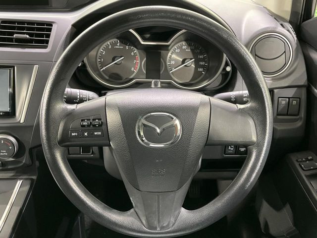 �C���e���A�ɍ��킹���f�U�C���̃X�e�A�����O�́A�^�]�������̂��Ƃ��l���A�^�]���₷���`��A�傫���ł��B�����x�A���ۂɐG���Ă��m���߂��������B