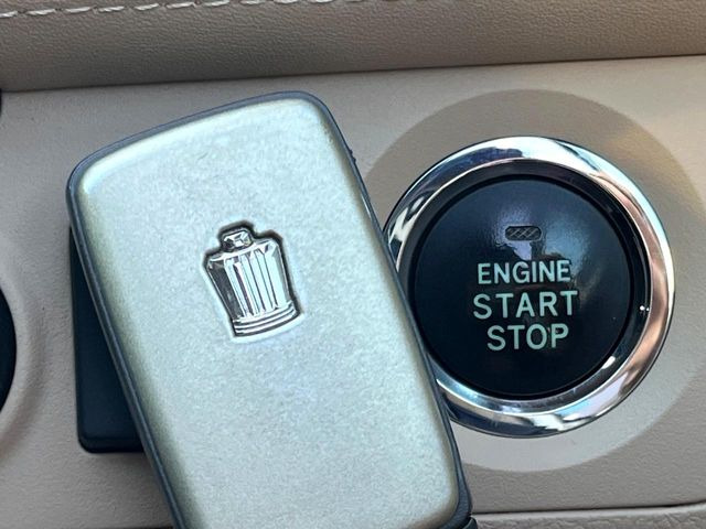 �y�X�}�[�g�L�[�z�J�o����|�P�b�g�ɓ��ꂽ�܂܂ł��h�A�̎{���E�������\�ȃX�}�[�g�L�[�𑕔��B�G���W���̃I���E�I�t�����J�M�����o���K�v����������Ƃ��Ă��֗��ł���