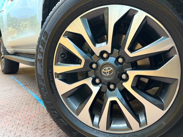 【純正オプション19インチアルミホイール】純正オプションホイールを装着。走行性能の向上に加え、外観もよりスタイリッシュになっています。