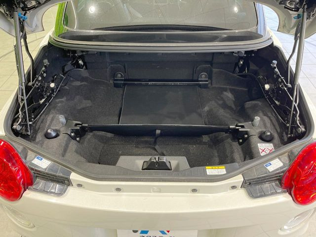 ���i�̂���������ʋ΁A���}���ɏ\���ȉ׎��X�y�[�X���m�ۂ��Ă���܂��B�Z�J���h�V�[�g��|���ƁA�傫�ȉו��̐ύڂ��\�ł���