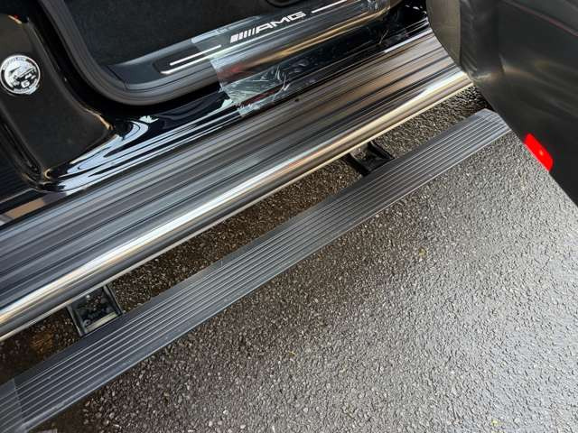 �ЊO�d���T�C�h�X�e�b�v(�h�A�̊J���ɃX�e�b�v���d���ŊJ���܂�):AMG���S����C���~�l�[�V�����X�J�b�t�v���[�g�B