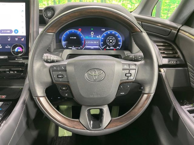 【ウッドコンビステアリング】高級感ある木目調パーツを採用した手に良く馴染むコンビハンドル。運転席廻りの雰囲気も一気に豪華になります!