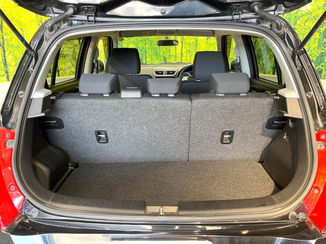 ���i�̂���������ʋ΁A���}���ɏ\���ȉ׎��X�y�[�X���m�ۂ��Ă���܂��B�Z�J���h�V�[�g��|���ƁA�傫�ȉו��̐ύڂ��\�ł���