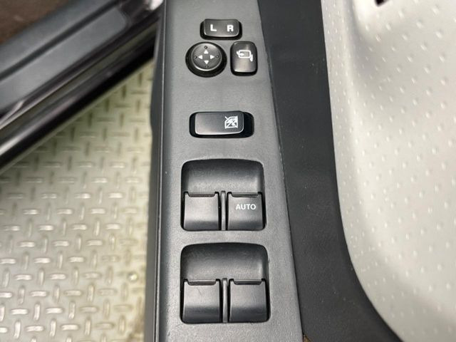 �y�d���i�[�~���[�z�T�C�h�~���[�͓d���i�[���ƂȂ��Ă���A�������ԏ�ł��L�Y�������X�N��}�����܂��B