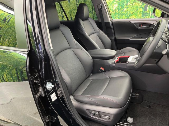 【合皮レザーシート】汚れのふき取りが容易でメンテナンスもが簡単な、機能性に優れる合成皮革を採用した上質なシートです。座り心地もよく、高級感あふれる心地良い車内空間を演出してくれます。