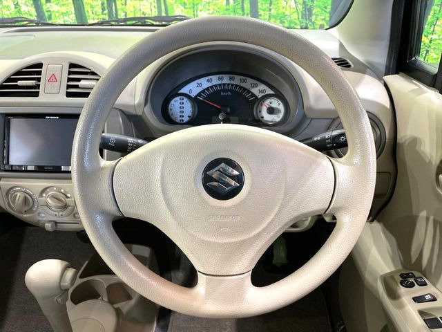 �C���e���A�ɍ��킹���f�U�C���̃X�e�A�����O�́A�^�]�������̂��Ƃ��l���A�^�]���₷���`��A�傫���ł��B�����x�A���ۂɐG���Ă��m���߂��������B