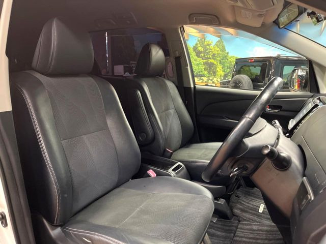 【ハーフレザーシート】高級感と座り心地を両立した人気のシート♪背面・座面のファブリック素材は、通気性の良さや滑りにくさに優れています。気温や服装に左右されず快適にお乗りいただけます。