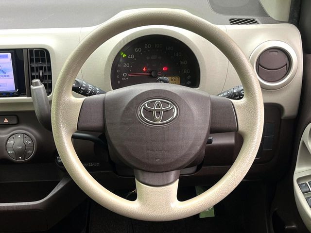 �C���e���A�ɍ��킹���f�U�C���̃X�e�A�����O�́A�^�]�������̂��Ƃ��l���A�^�]���₷���`��A�傫���ł��B�����x�A���ۂɐG���Ă��m���߂��������B