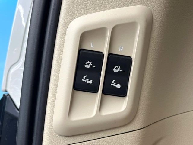 【電動格納サードシート】3列目はスイッチ一つでラクラク収納!荷物が多い時など座席を収納スペースに変更する際も、力は必要ありません!お子様でも簡単に操作していただけます!