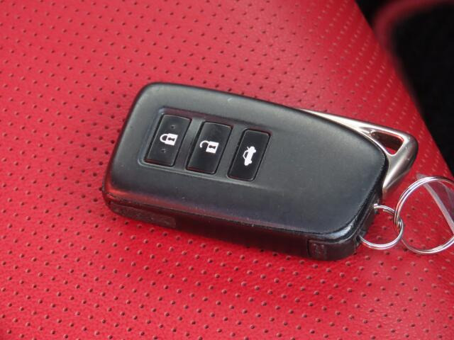 キーをポケットに入れたままでもエンジンON/OFF、ドア施錠/開錠可能♪便利なスマートキー付です♪