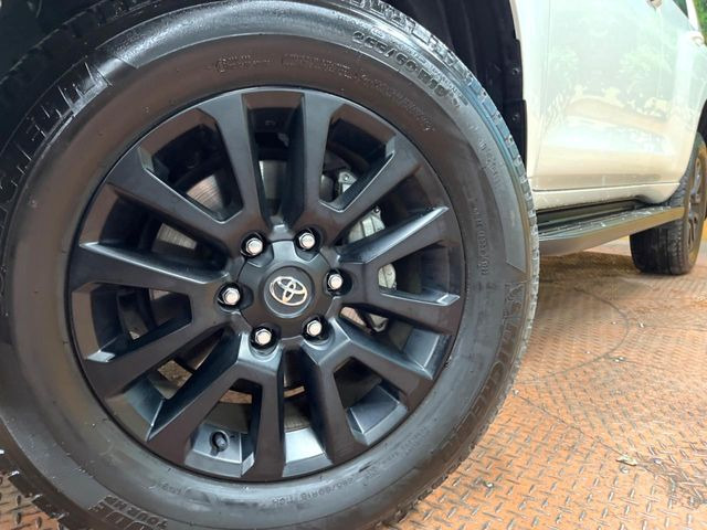 【グレード専用純正18インチアルミホイール】デザイン性の高い純正アルミホイールを装着しております。各種社外アルミホイールや、スタッドレスタイヤも取扱いしております。是非ご相談ください♪