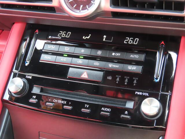 オートエアコン装備。温度設定ができて、室内快適ですよ。