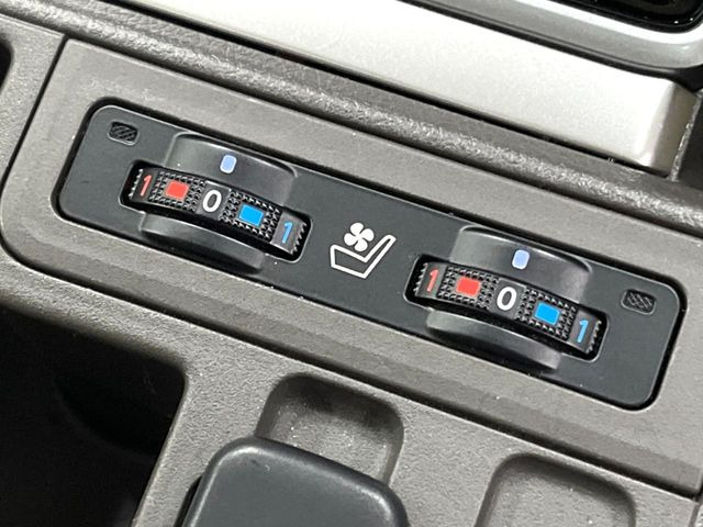 【シートベンチレーション】夏場は涼しい風でお尻や背中の熱やムレを防ぎ、冬はエアコンよりも早く温まってポカポカに!季節を問わず快適に過ごせます。