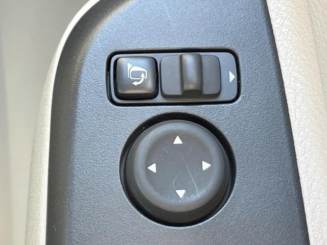 �y�d���i�[�~���[�z�T�C�h�~���[�͓d���i�[���ƂȂ��Ă���A�������ԏ�ł��L�Y�������X�N��}�����܂��B