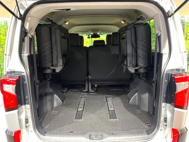 ���i�̂���������ʋ΁A���}���ɏ\���ȉ׎��X�y�[�X���m�ۂ��Ă���܂��B�Z�J���h�V�[�g��|���ƁA�傫�ȉו��̐ύڂ��\�ł���