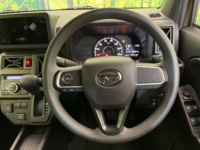 �C���e���A�ɍ��킹���f�U�C���̃X�e�A�����O�́A�^�]�������̂��Ƃ��l���A�^�]���₷���`��A�傫���ł��B�����x�A���ۂɐG���Ă��m���߂��������B