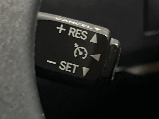 【クルーズコントロール】高速道路もラクラク走行。アクセルを離しても一定速度で走行ができ、長距離運転時の負担を軽減!加速・減速も簡単なスイッチ操作で調整できます。