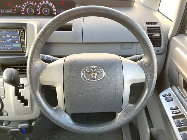 �C���e���A�ɍ��킹���f�U�C���̃X�e�A�����O�́A�^�]�������̂��Ƃ��l���A�^�]���₷���`��A�傫���ł��B�����x�A���ۂɐG���Ă��m���߂��������B