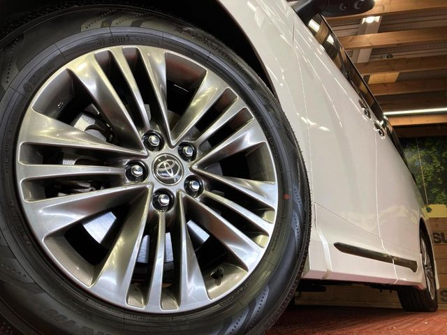 【純正アルミホイール】外観にマッチした純正アルミホイールを装着しております。各種社外アルミホイールや、スタッドレスタイヤも取扱いしております。是非ご相談ください♪