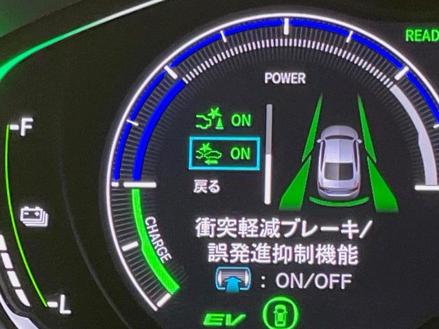 �y�z���_�Z���V���O�z���s���ɑO���̎ԗ�����F�����A�Փ˂������Ȏ��͌x��ƃu���[�L�ŏՓˉ���Ɣ�Q�y�����A�V�X�g�B�����S�Ƀh���C�u�����y���݂��������܂��B