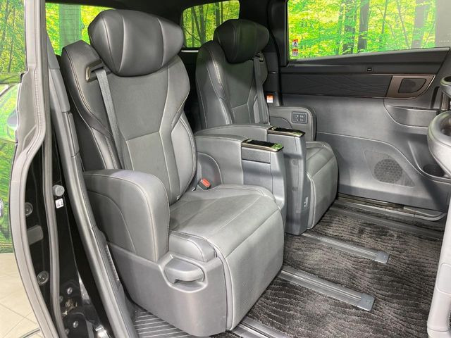 後部座席も気になるようなキズ・汚れやへたり等、大きなダメージはなく、良好な状態です。