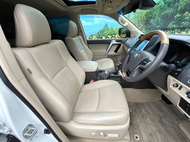 【ベージュレザーシート】デザイン性が高く、高級感のあるベージュ革シート。常に体に触れる部分だから、座り心地の良さにはこだわりたいですね♪汚れの付着や劣化を抑制する内装コーティング施工もおススメですよ♪