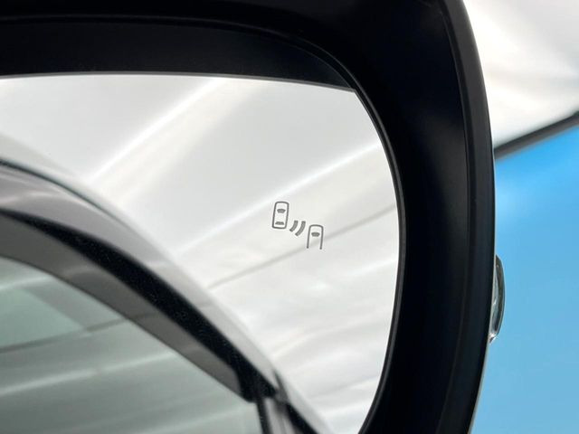 【ブラインドスポットモニター】走行中、ドアミラーの死角になりやすい箇所に後続車が接近するとサイドミラーのレンズに警告を表示!ドライバーに注意喚起をしてくれます。