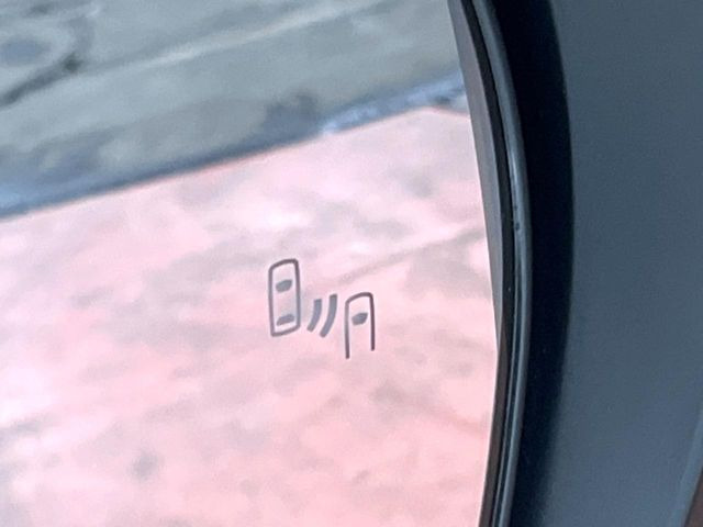 【ブラインドスポットモニター】走行中、ドアミラーの死角になりやすい箇所に後続車が接近するとサイドミラーのレンズに警告を表示!ドライバーに注意喚起をしてくれます。