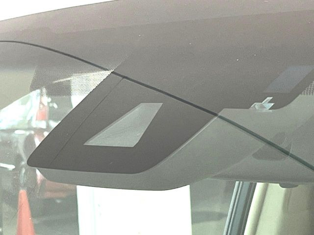 【トヨタセーフティセンス】走行中に前方の車両等を認識し、衝突しそうな時は警報とブレーキで衝突回避と被害軽減をアシスト。より安全にドライブをお楽しみいただけます。