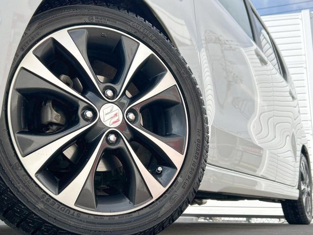 �y����15�C���`�A���~�z�C�[���z�O�ςɃ}�b�`���������A���~�z�C�[���𑕒����Ă���܂��B�e��ЊO�A���~�z�C�[����A�X�^�b�h���X�^�C�����戵�����Ă���܂��B���񂲑��k����������