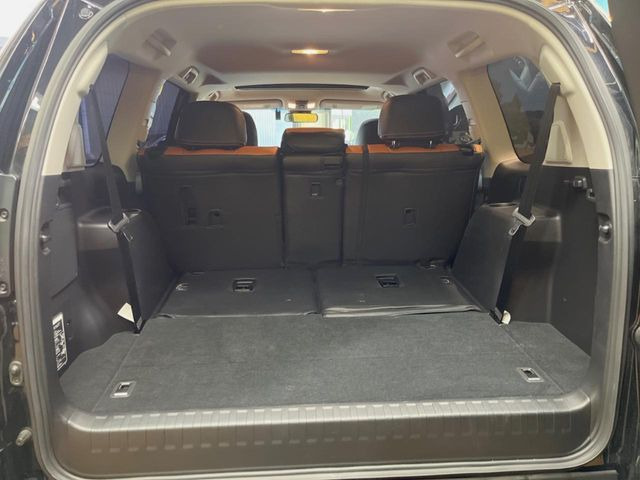 ���i�̂���������ʋ΁A���}���ɏ\���ȉ׎��X�y�[�X���m�ۂ��Ă���܂��B�Z�J���h�V�[�g��|���ƁA�傫�ȉו��̐ύڂ��\�ł���